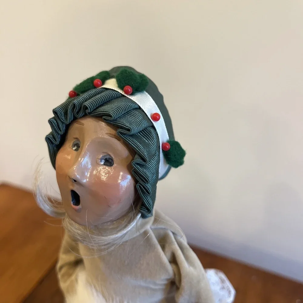 1993 BYERS CHOICE CHRISTMAS CAROLER Long Blond Hair White Muff Green Lace Outfit